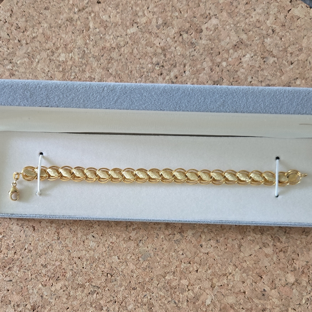 Gold Bracelet with Timeless Elegance